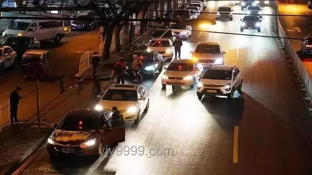 末班车延伸的夜间经济欢乐，出行服务新蓝海